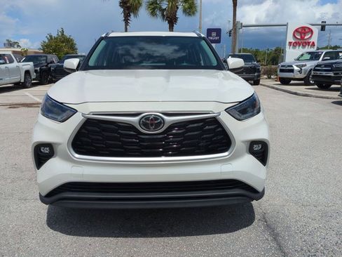 Used 2021 Toyota Highlander XLE FWD image 2
