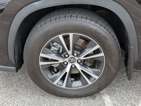Used 2022 Toyota Highlander LE FWD image 11