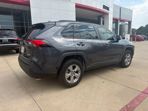 Used 2022 Toyota RAV4 XLE FWD image 11