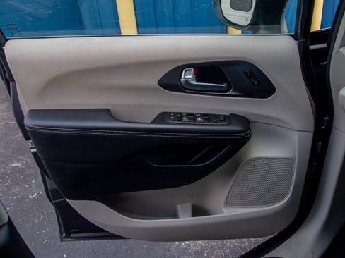 Used 2023 Chrysler Pacifica Touring-L image 11