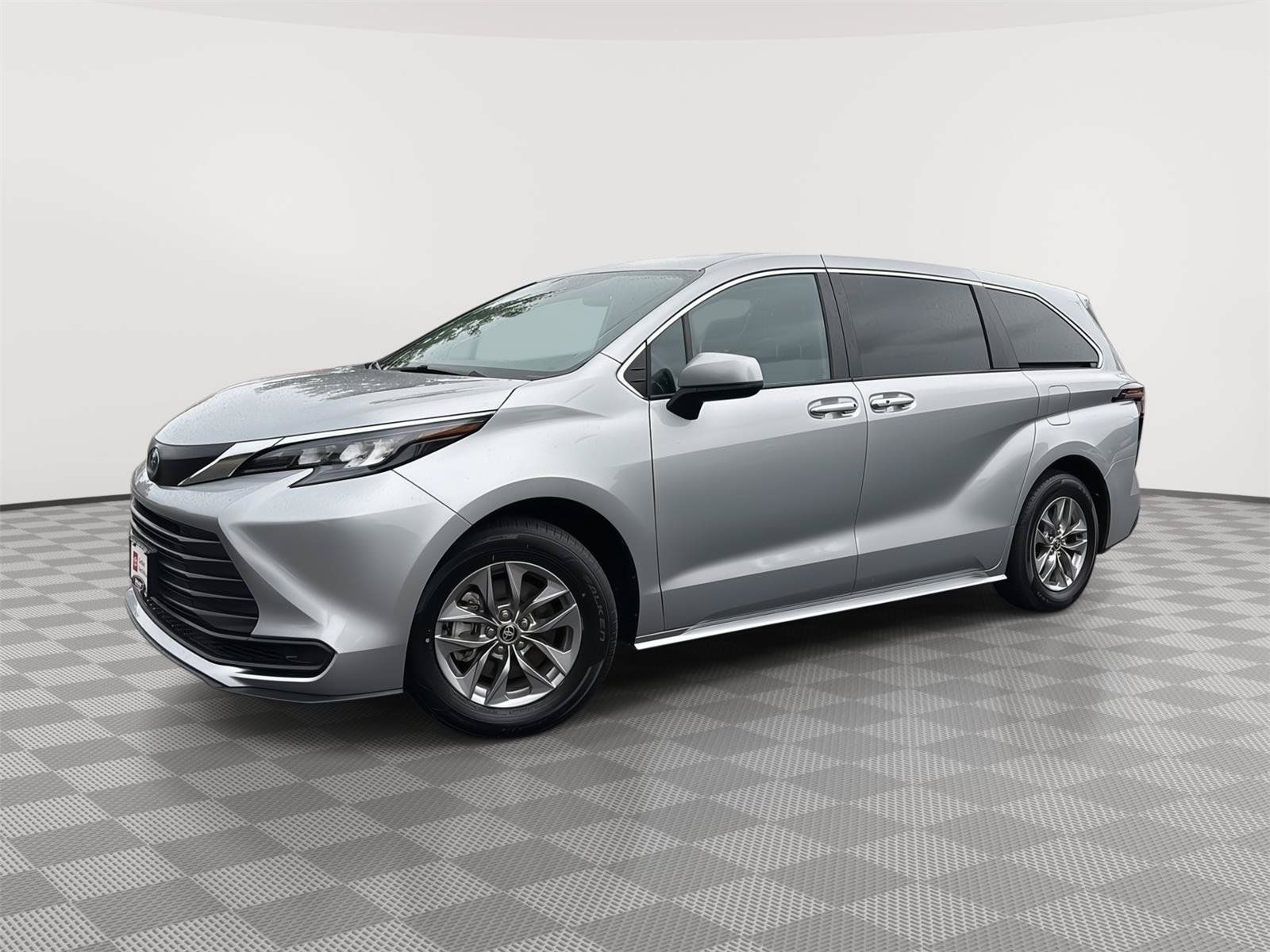 Used 2025 Toyota Sienna LE FWD image 1