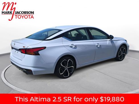 Used 2024 Nissan Altima 2.5 SR FWD image 9