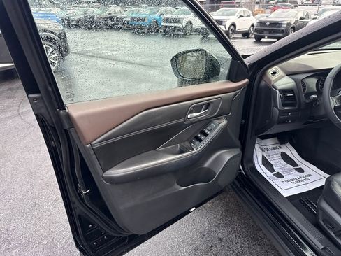 Used 2023 Nissan Rogue SV w/ SV Premium B Package image 11