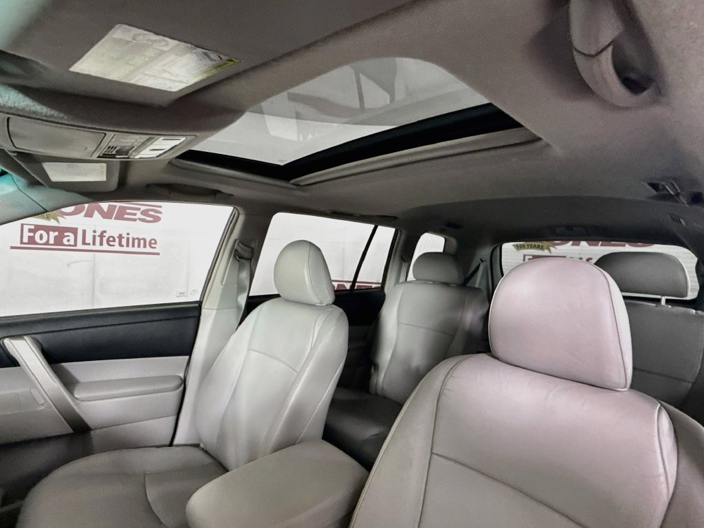 Used 2012 Toyota Highlander SE w/ Tow Pkg AWD/4WD image 10