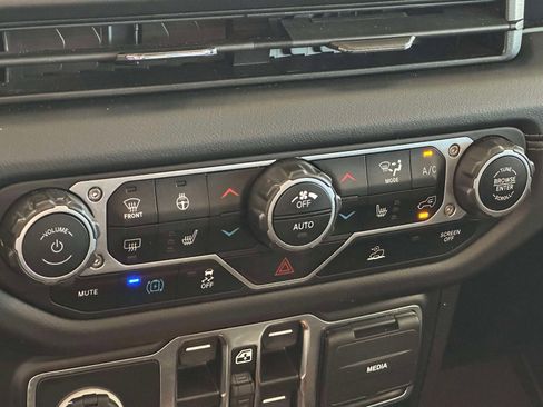 Used 2024 Jeep Wrangler Unlimited Sahara w/ Technology Group AWD/4WD image 32
