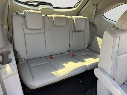 Used 2017 Toyota Highlander XLE w/ Carpet Mat Package image 9