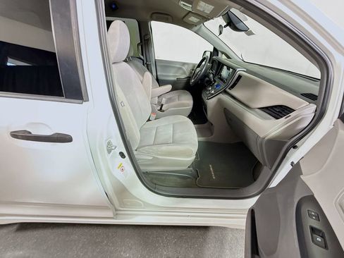 Used 2018 Toyota Sienna L FWD image 25