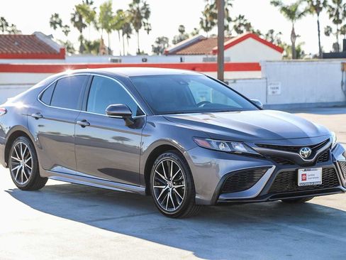 Used 2024 Toyota Camry SE image 4