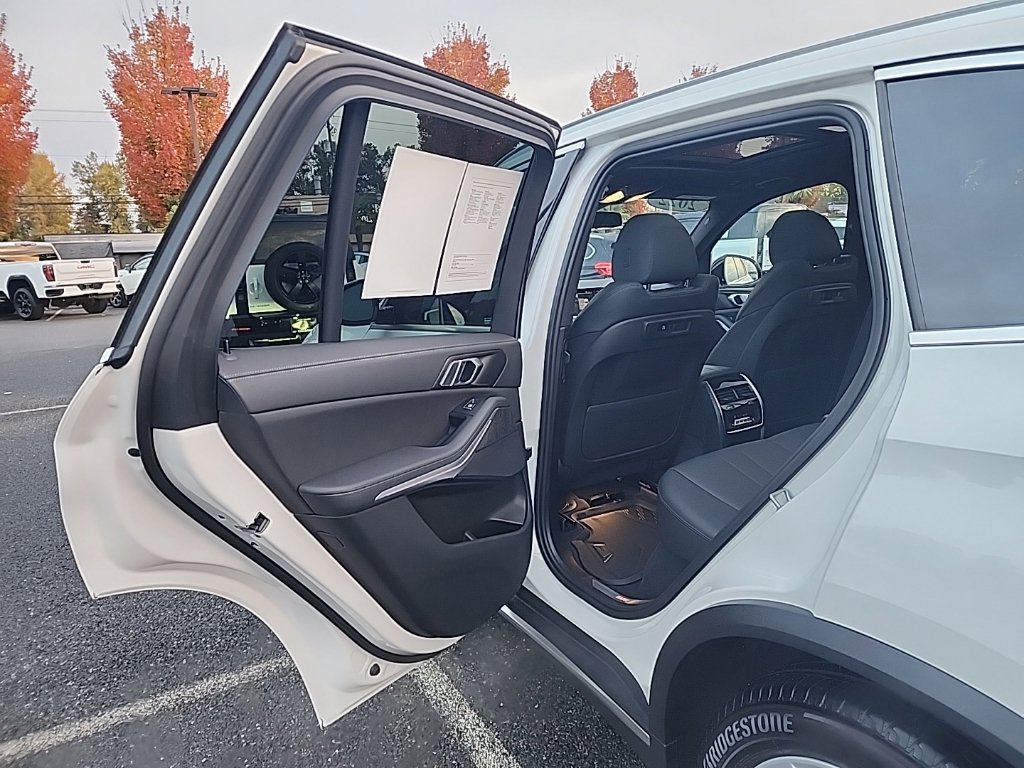 Used 2022 BMW X5 xDrive40i w/ Parking Assistance Package AWD/4WD image 15