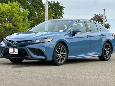 Used 2024 Toyota Camry SE image 9