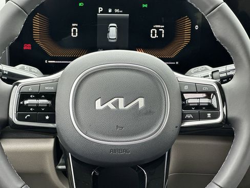 New 2025 Kia Carnival FWD image 16
