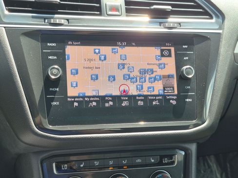Used 2018 Volkswagen Tiguan SEL AWD/4WD image 25