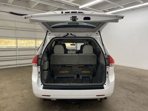 Used 2012 Toyota Sienna LE image 28