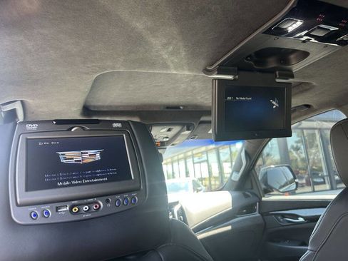 Used 2019 Cadillac Escalade Platinum image 29