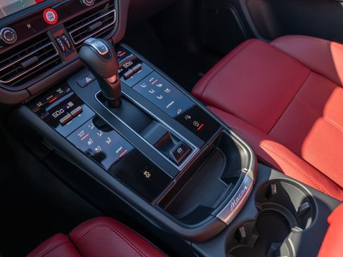 Certified 2026 Porsche Macan AWD/4WD image 20
