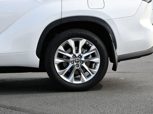 Used 2024 Toyota Highlander Limited FWD image 11