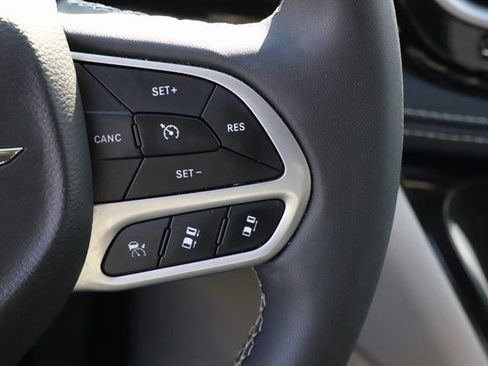 Used 2024 Chrysler Pacifica Limited image 27