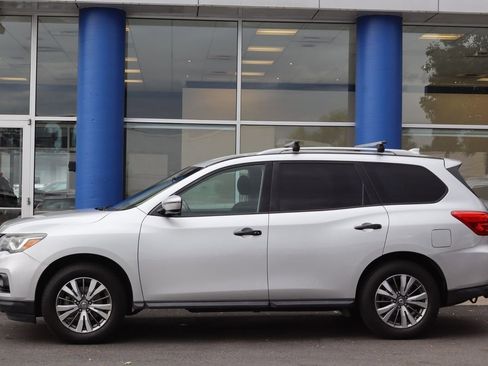 Used 2019 Nissan Pathfinder SV image 2