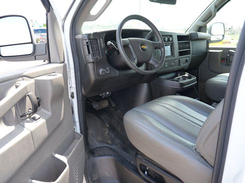 Used 2018 Chevrolet Express 2500 RWD image 17