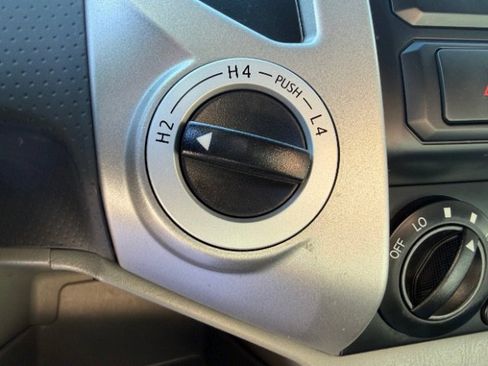 Used 2012 Toyota Tacoma 4x4 w/ SR5 Package image 2