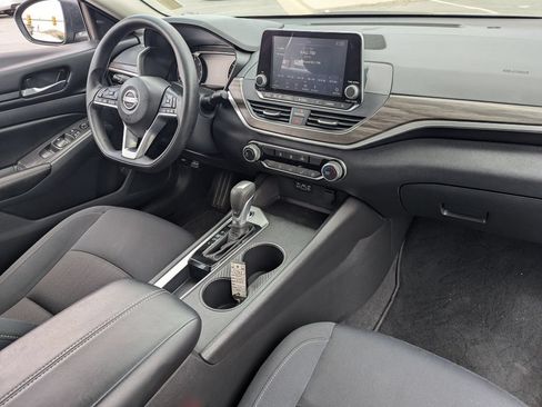 Used 2025 Nissan Altima 2.5 SV FWD image 31
