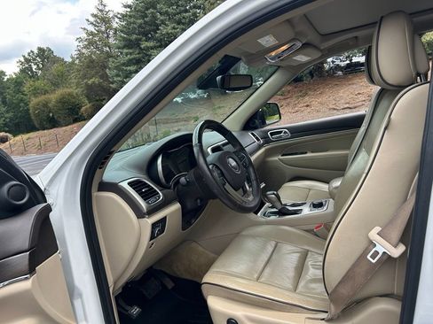 Used 2017 Jeep Grand Cherokee Overland w/ Jeep Active Safety Group AWD/4WD image 42