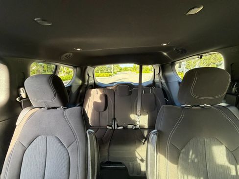 Used 2020 Chrysler Pacifica Touring w/ S Appearance Package FWD image 19