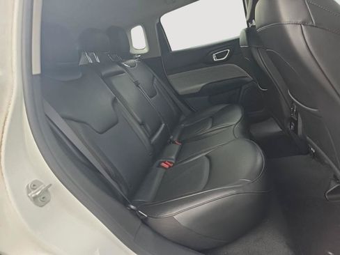 Used 2022 Jeep Compass Latitude AWD/4WD image 9