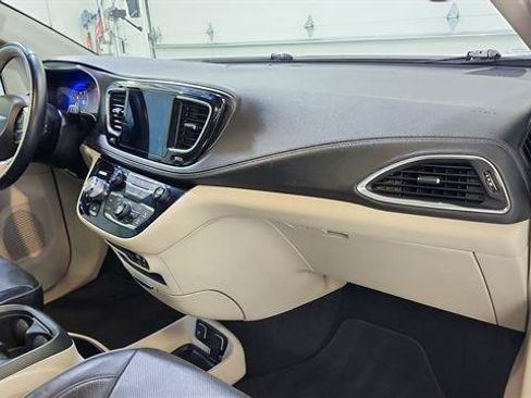 Used 2019 Chrysler Pacifica Limited FWD image 27
