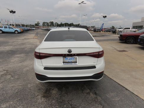 Used 2025 Volkswagen Jetta SE FWD image 13