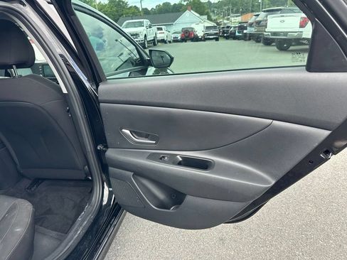 Used 2025 Hyundai Elantra SE FWD image 18