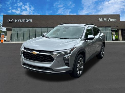 Used 2025 Chevrolet Trax LT w/ LT Convenience Package FWD image 1