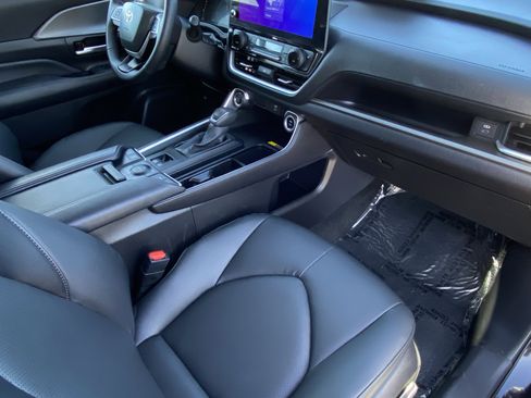 Certified 2025 Toyota Grand Highlander AWD image 9