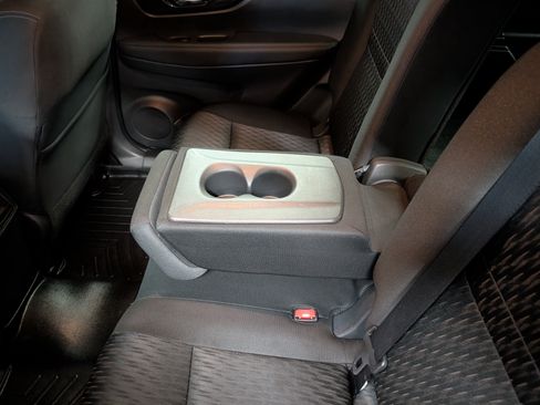 Used 2018 Nissan Rogue SV FWD image 7