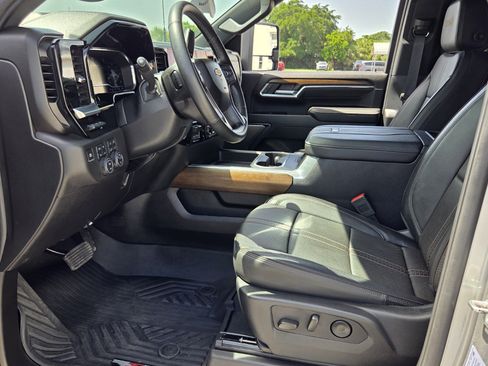 Used 2024 Chevrolet Silverado 2500 High Country w/ Technology Package AWD/4WD image 9