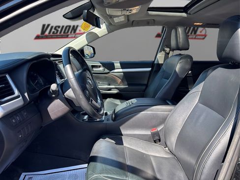 Used 2018 Toyota Highlander XLE w/ Carpet Mat Package (TMS) image 9