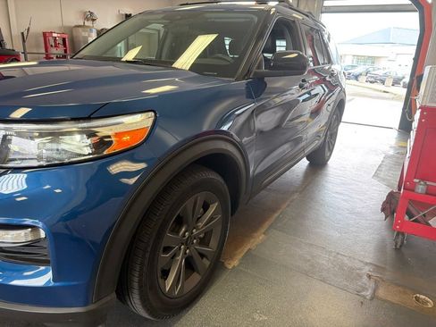 Used 2023 Ford Explorer XLT w/ Equipment Group 202A AWD/4WD image 4