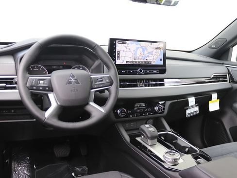 New 2026 Mitsubishi Outlander LE AWD/4WD image 3