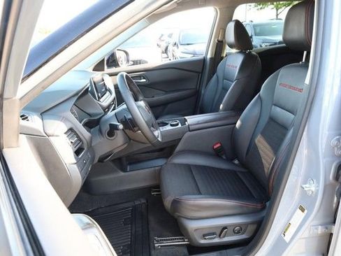 Certified 2025 Nissan Rogue SV AWD/4WD image 8