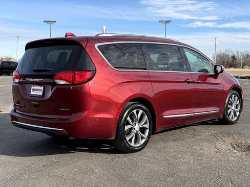Used 2019 Chrysler Pacifica Limited w/ Advanced Safetytec Group image 3