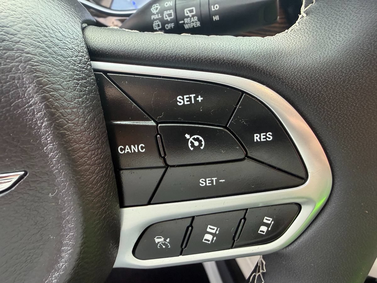 Used 2023 Chrysler Pacifica Limited FWD image 8