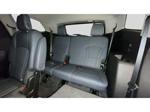 Used 2018 Buick Enclave Essence image 16