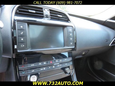 Used 2017 Jaguar XE image 11