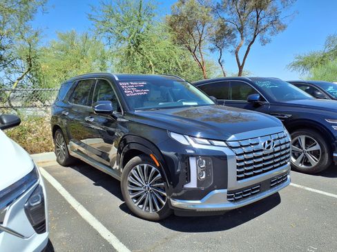 Used 2023 Hyundai Palisade Calligraphy FWD image 2