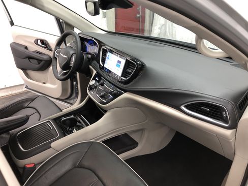 Certified 2024 Chrysler Pacifica Limited w/ Trailer Tow Group image 16