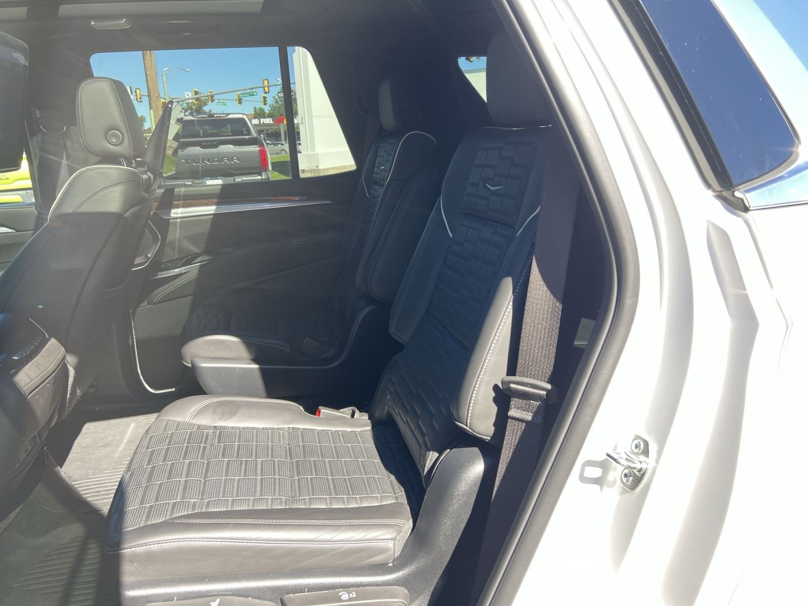 Used 2025 Cadillac Escalade Premium Luxury Platinum AWD/4WD image 25