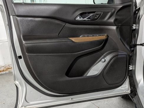 Used 2018 GMC Acadia SLE image 17