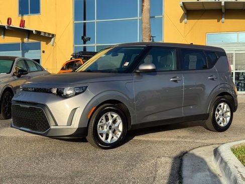 Certified 2025 Kia Soul LX image 2