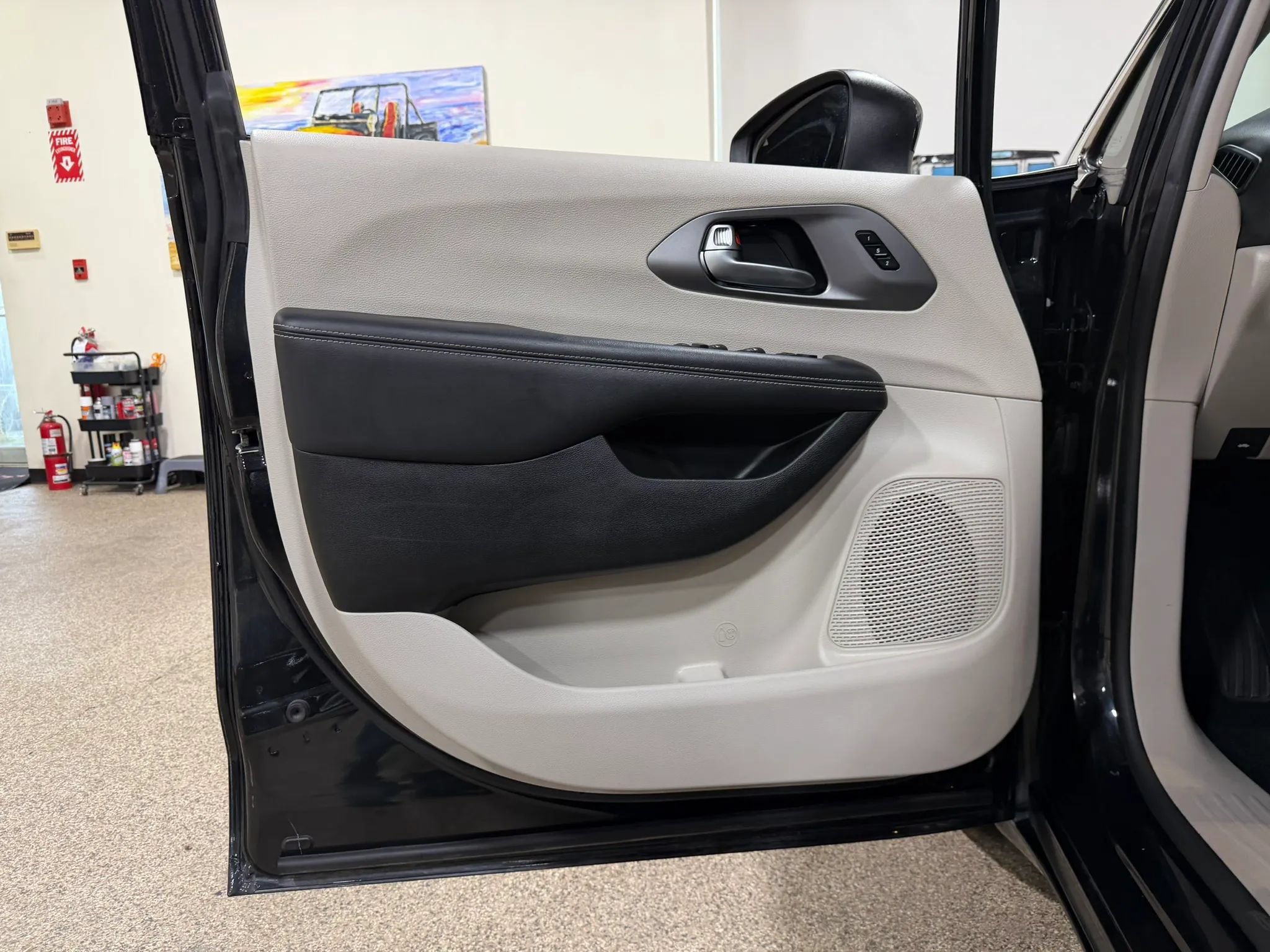 Used 2023 Chrysler Pacifica Touring-L FWD image 25