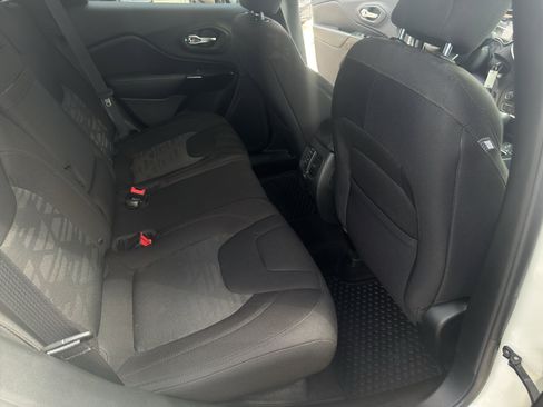 Used 2019 Jeep Cherokee Latitude w/ Cold Weather Group AWD/4WD image 30